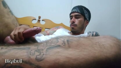 Macho dynamics with Escorpiont: a bold gay scene
